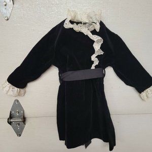 VINTAGE SUNNY LEE CHILDS / GIRLS DRESS BLACK VELVET W/ WHITE LACE CUFFS AND COLL